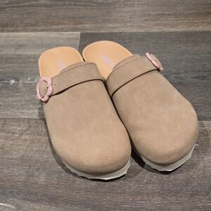 GIRLS SIZE 4 TAN JUSTICE CLOGS